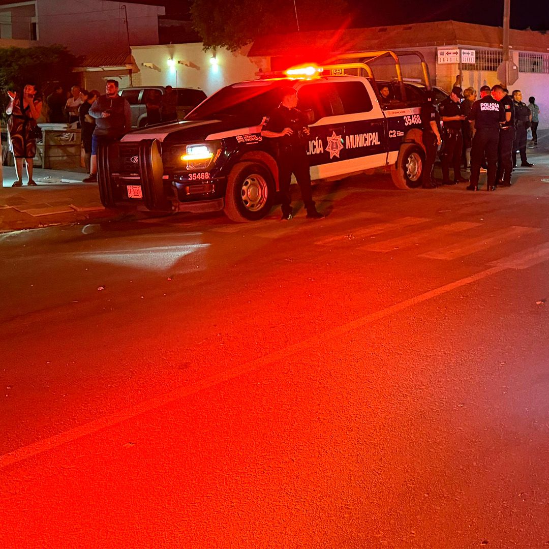 La explosión derrumbó una barda y provocó que ventanales colapsaran